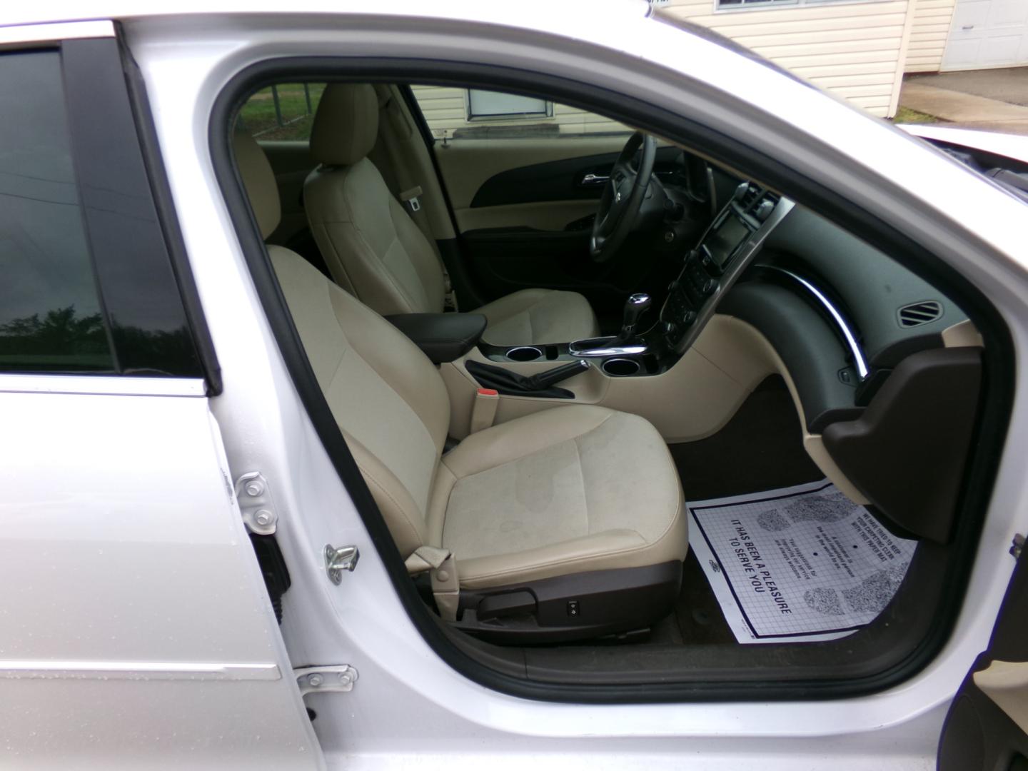 2015 White /Tan Chevrolet Malibu 1LT (1G11C5SL1FF) with an 2.5L L4 DOHC 16V engine, 6-Speed Automatic transmission, located at 401 First NE, Bearden, AR, 71720, (870) 687-3414, 33.726528, -92.611519 - Photo#17